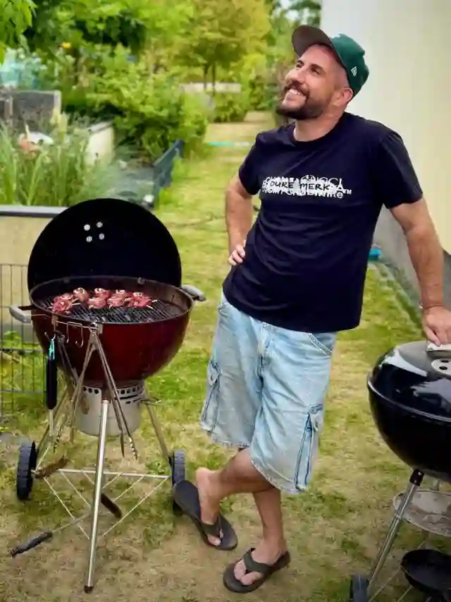 Aad bij de barbecue in de tuin, spiesen op het rooster