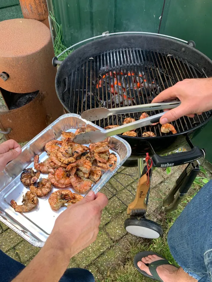 Gegrilde garnalen van de Weber barbecue